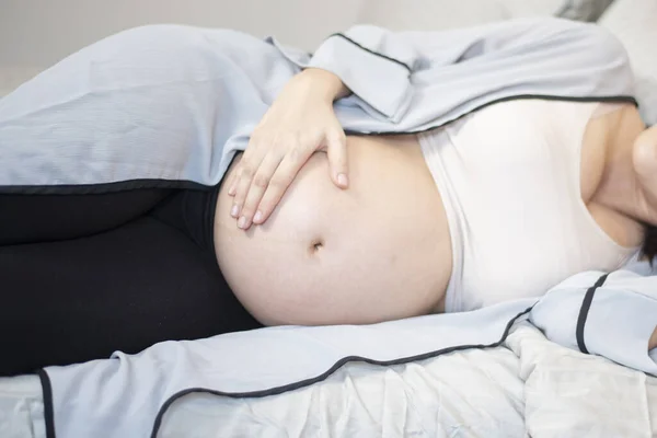 Krásná Asijské Těhotná Žena Spí Posteli — Stock fotografie