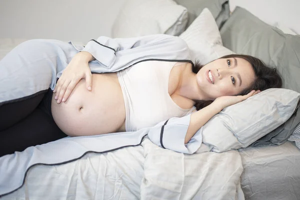 Vacker Asiatisk Gravid Kvinna Sover Sängen — Stockfoto