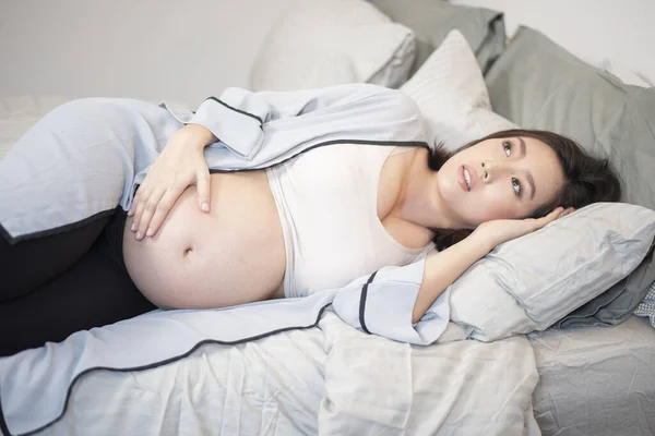 Hermosa Asiático Embarazada Mujer Durmiendo Cama —  Fotos de Stock