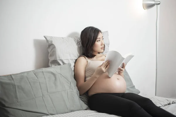 Schöne Asiatische Schwangere Frau Liegt Auf Ihrem Bett Und Liest — Stockfoto