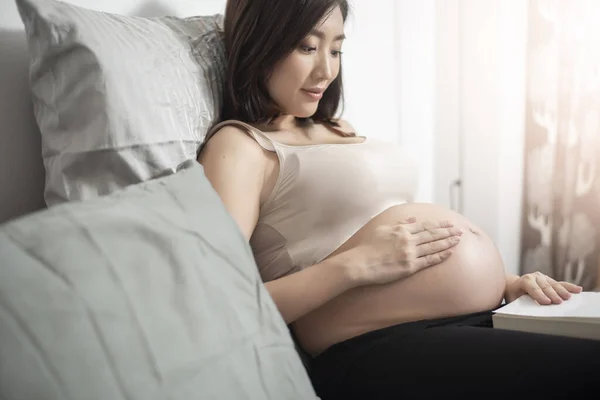 Belle Asiatique Enceinte Femme Couchée Sur Son Lit Lecture Livre — Photo