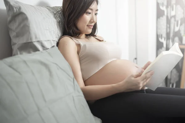 Belle Asiatique Enceinte Femme Couchée Sur Son Lit Lecture Livre — Photo