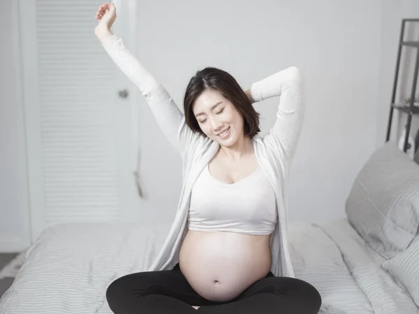 Hermosa Asiático Embarazada Mujer Despertar —  Fotos de Stock