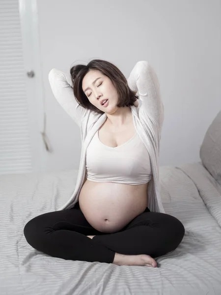 Hermosa Asiático Embarazada Mujer Despertar —  Fotos de Stock