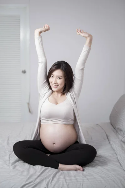 Mooie Aziatische Zwanger Vrouw Wakker — Stockfoto