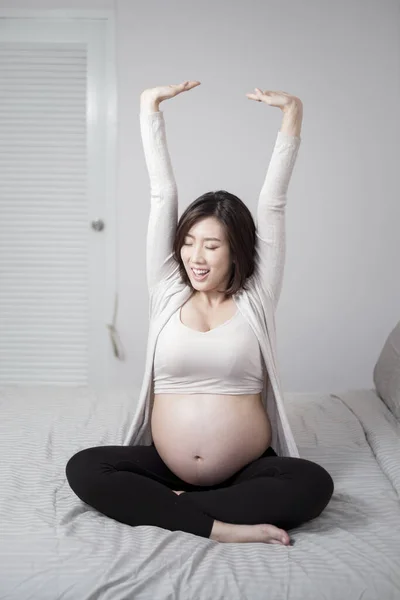 Güzel Asyalı Hamile Kadın Uyandı — Stok fotoğraf