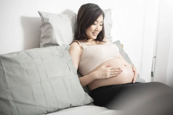 Hermosa Mujer Embarazada Asiática Acostada Cama Tocando Vientre Grande —  Fotos de Stock