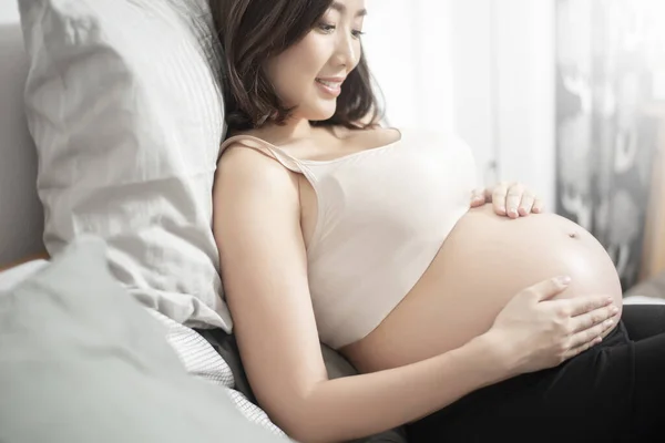 Hermosa Mujer Embarazada Asiática Acostada Cama Tocando Vientre Grande — Foto de Stock