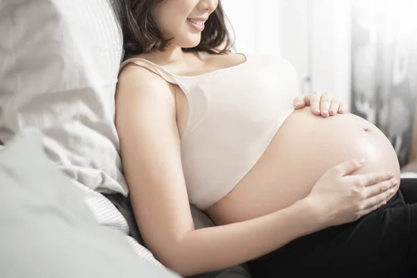 Bela Mulher Grávida Asiática Deitada Sua Cama Tocando Barriga Grande — Fotografia de Stock