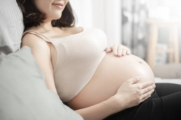 Bela Mulher Grávida Asiática Deitada Sua Cama Tocando Barriga Grande — Fotografia de Stock