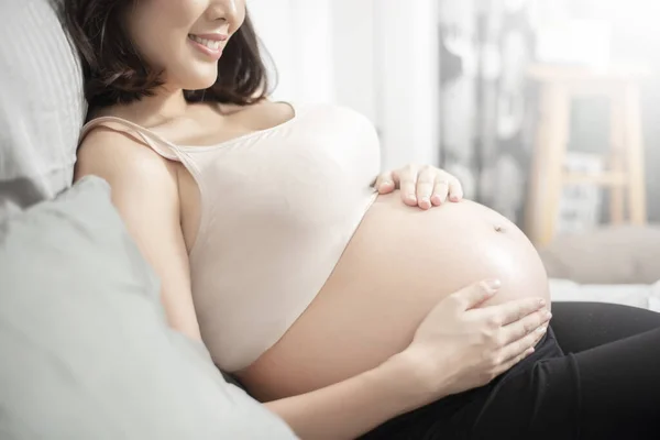 Bela Mulher Grávida Asiática Deitada Sua Cama Tocando Barriga Grande — Fotografia de Stock