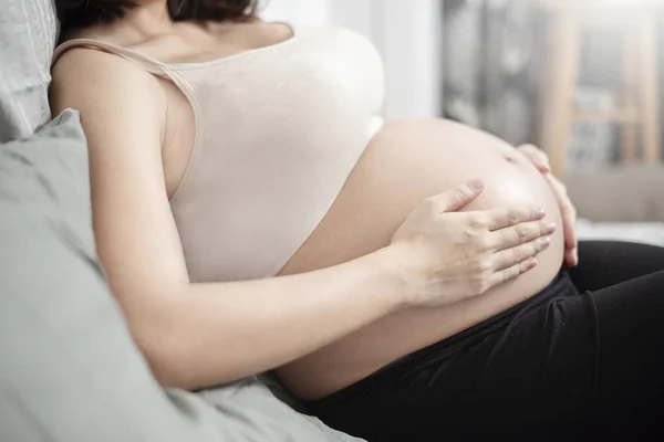 Hermosa Mujer Embarazada Asiática Acostada Cama Tocando Vientre Grande — Foto de Stock