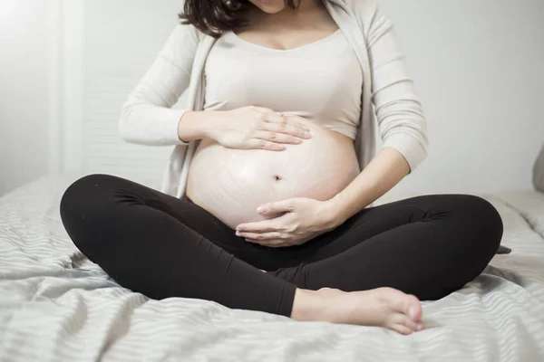 Zbliżenie Kobiety Ciąży Stosującej Krem Brzuch — Zdjęcie stockowe