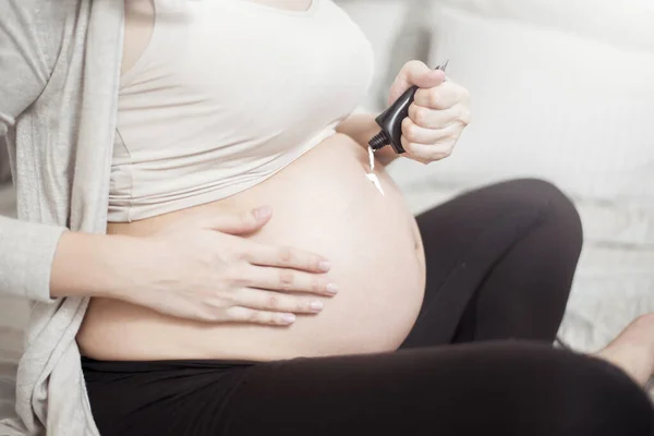 Close Mulher Grávida Aplicando Creme Sua Barriga — Fotografia de Stock