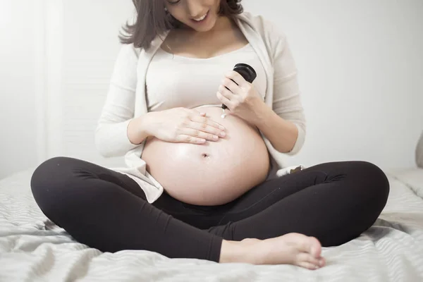 Detailní Záběr Těhotné Ženy Nanášení Krém Břicho — Stock fotografie