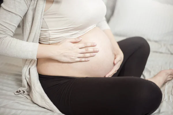 Zbliżenie Kobiety Ciąży Stosującej Krem Brzuch — Zdjęcie stockowe