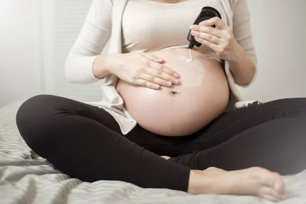 Close Mulher Grávida Aplicando Creme Sua Barriga — Fotografia de Stock