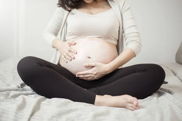 Gros Plan Femme Enceinte Qui Applique Crème Sur Son Ventre — Photo