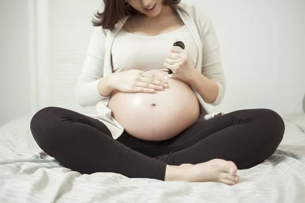 Gros Plan Femme Enceinte Qui Applique Crème Sur Son Ventre — Photo