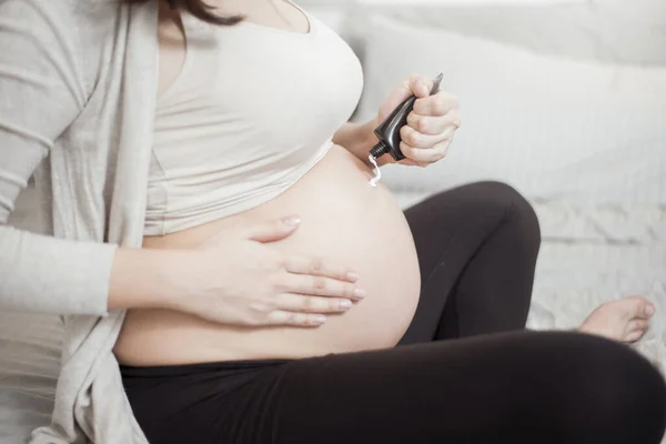 Primer Plano Mujer Embarazada Aplicando Crema Vientre — Foto de Stock