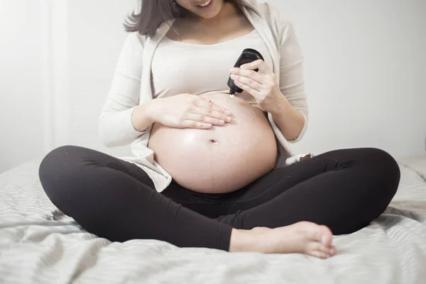 Close Mulher Grávida Aplicando Creme Sua Barriga — Fotografia de Stock