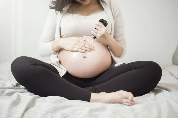 Close Mulher Grávida Aplicando Creme Sua Barriga — Fotografia de Stock