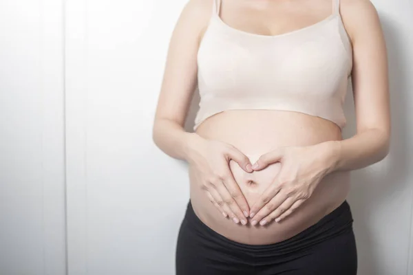 Zblízka Těhotná Žena Očekává Dítě — Stock fotografie