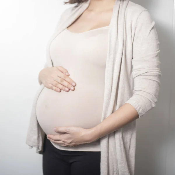 Cerca Mujer Embarazada Esperando Bebé — Foto de Stock