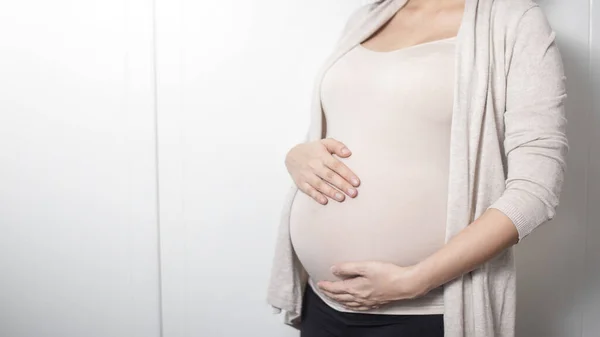 Blisko Kobiety Ciąży Spodziewa Się Dziecka — Zdjęcie stockowe
