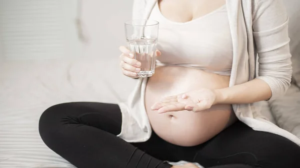 Zblízka Těhotná Žena Jíst Vitamíny Pilulky — Stock fotografie