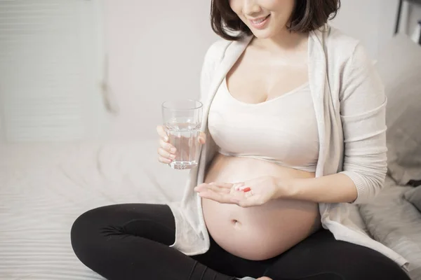 Närbild Gravid Kvinna Äter Vitamin Piller — Stockfoto