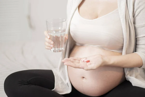 Primer Plano Mujer Embarazada Comiendo Píldoras Vitamínicas — Foto de Stock