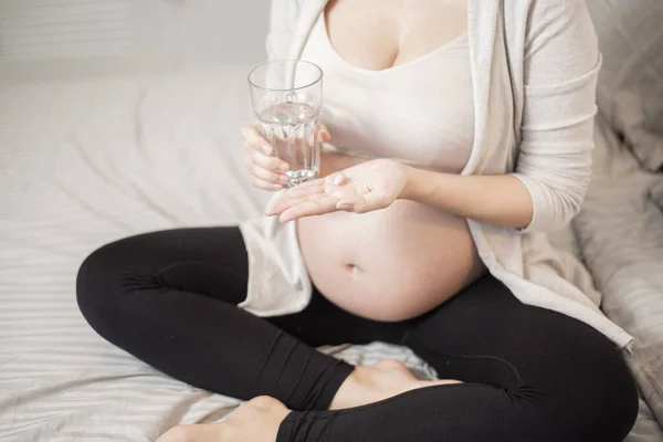 Zblízka Těhotná Žena Jíst Vitamíny Pilulky — Stock fotografie