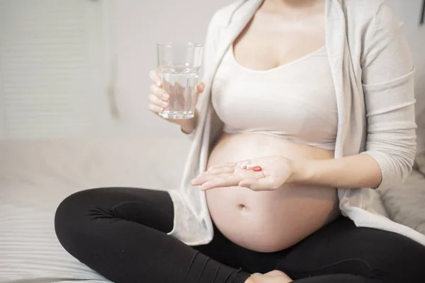 Zamknij Się Kobieta Ciąży Jedząc Witaminy Pigułki — Zdjęcie stockowe