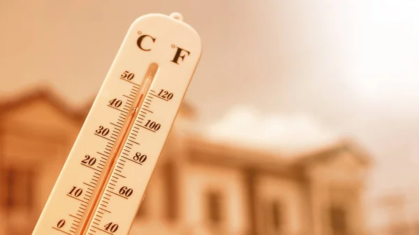 Termômetro Mostra Temperatura Calor Céu — Fotografia de Stock