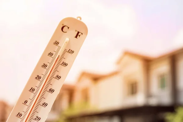 Termometer Visar Temperaturen Värme Himlen — Stockfoto