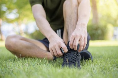 Erkek ayağına yaklaş, ayakkabıları dışarı bağla. 