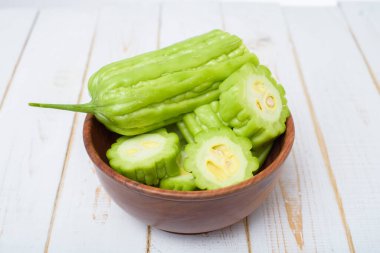 Beyaz ahşap masada acı kavun 