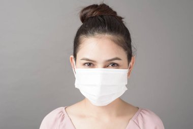 Kadın yüzü cerrahi maske takıyor. 