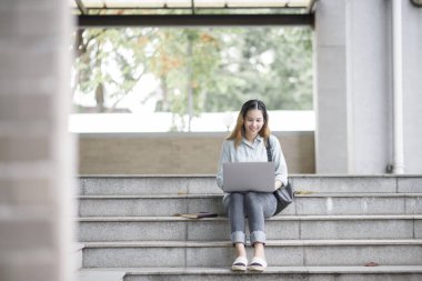 Mutlu genç Asya Üniversitesi öğrencisi.