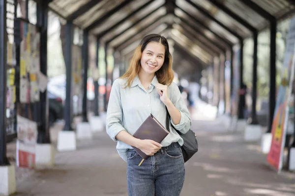 幸せな若いアジア大学の学生 — ストック写真