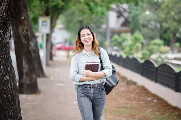 幸せな若いアジア大学の学生 — ストック写真