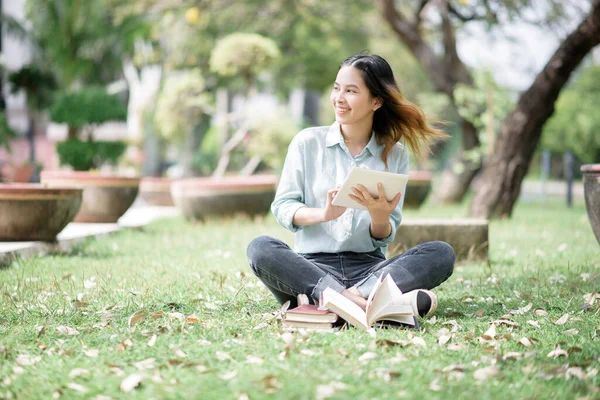 幸せな若いアジア大学の学生 — ストック写真