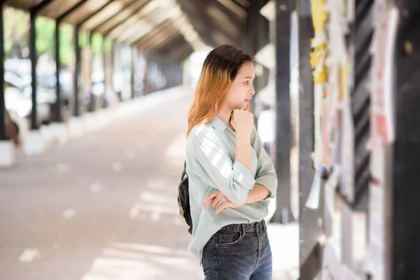 幸せな若いアジア大学の学生 — ストック写真