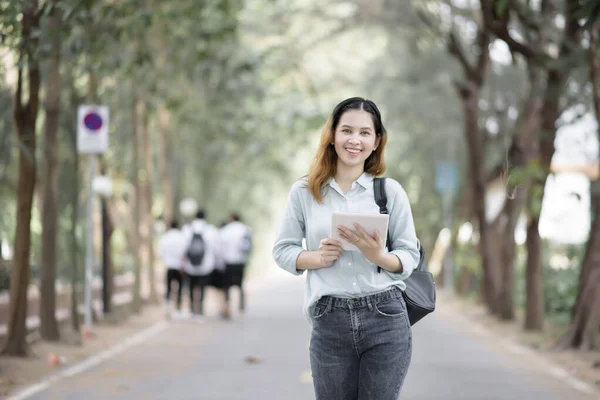 幸せな若いアジア大学の学生 — ストック写真