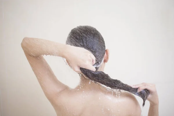 Feliz Hermosa Mujer Está Tomando Una Ducha — Foto de Stock