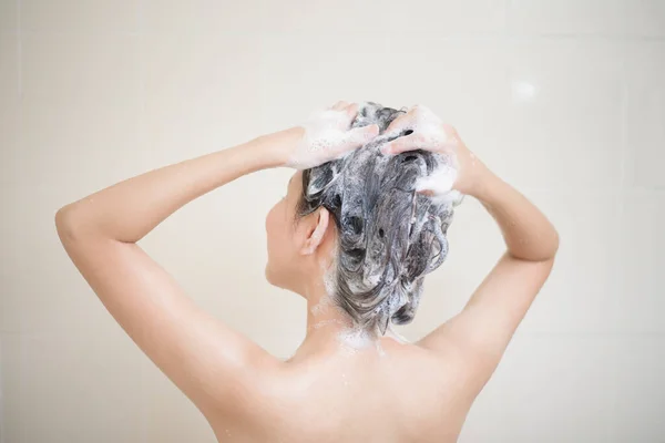 Feliz Hermosa Mujer Está Tomando Una Ducha — Foto de Stock