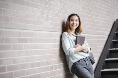 Mutlu genç Asya Üniversitesi öğrencisi.