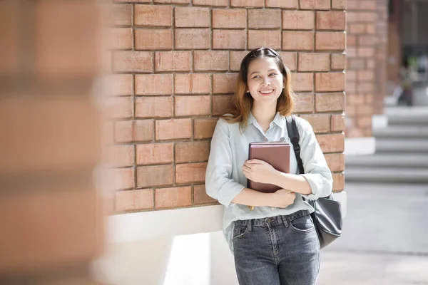 Gelukkig Jong Aziatisch Universiteit Student — Stockfoto