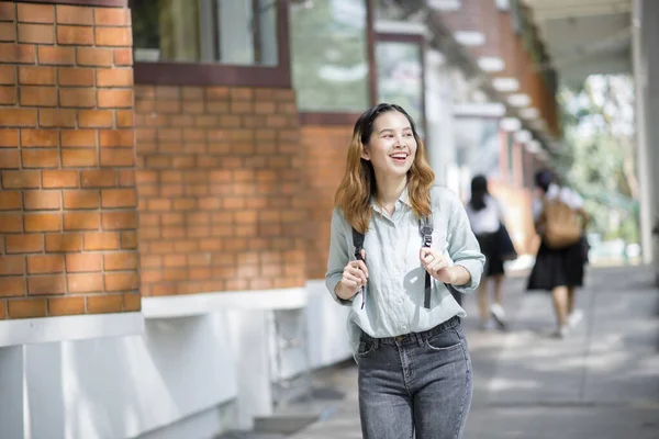 幸せな若いアジア大学の学生 — ストック写真